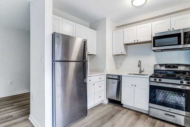 Photo - 4465 MacArthur Blvd NW Unidad 8