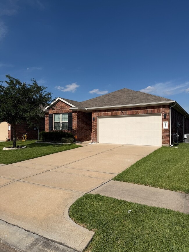 Building Photo - 6118 Yesenia St