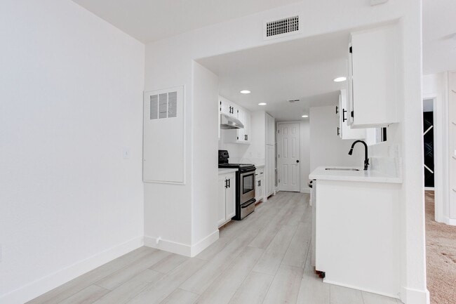 Photo - 5792 Ambassador Ave