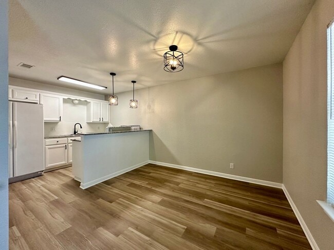 Photo - Spacious Newly Renovated 4/2 Walking Dista... Unit C