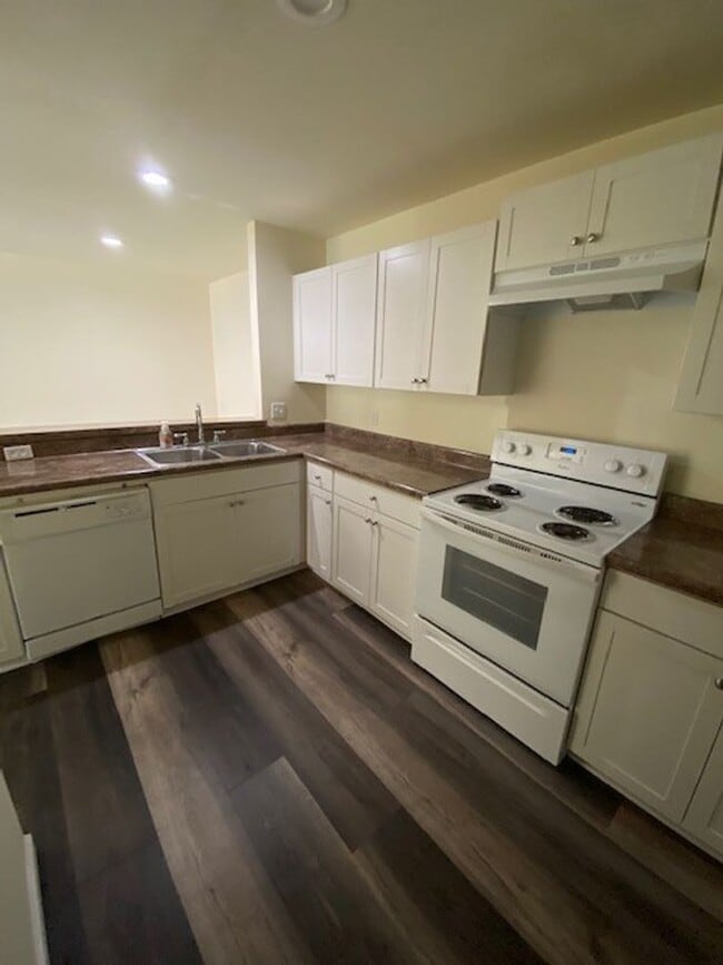 Building Photo - Lakebend Unit 1