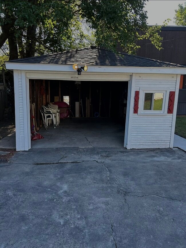 Photo - 905 Grey Ave