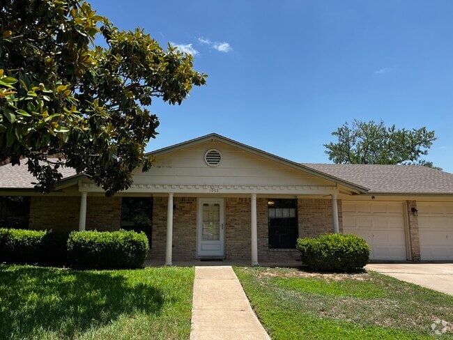 Building Photo - 1002 Fall Creek Dr Rental