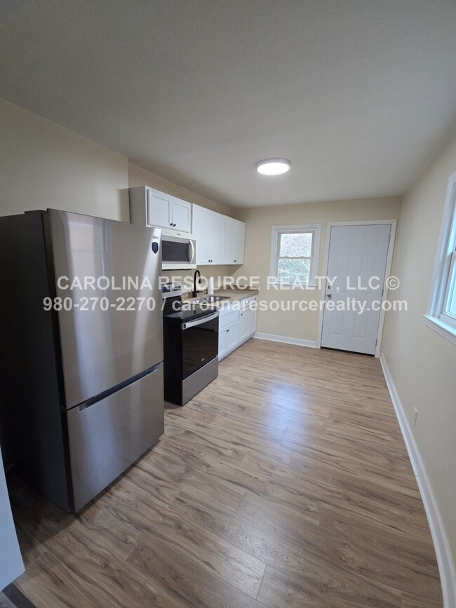 Photo - 638 Miller St