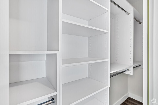 1BR, 1BA - 626SF - Walk-in Closet