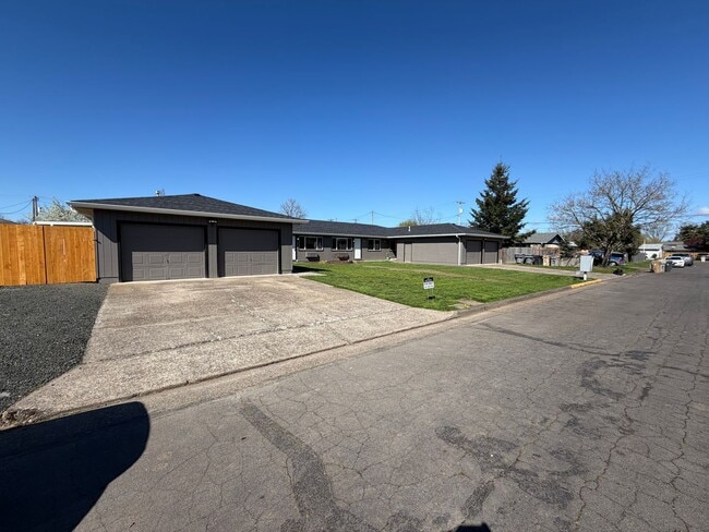 Building Photo - Newly Remodeled 2 Bedroom!