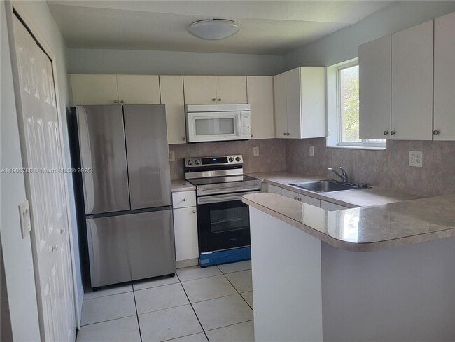 Building Photo - 2920 SE 12th Rd Unit 201-30