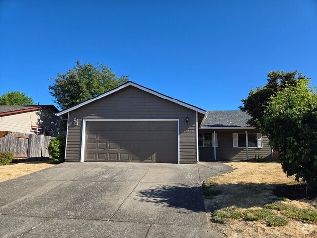 Building Photo - Single level, 3 Bedroom, 2 Bath House on c...