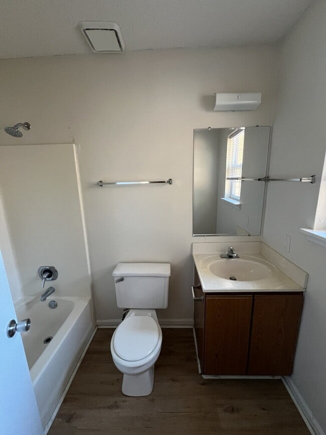 Photo - 212 Live Oak Ct