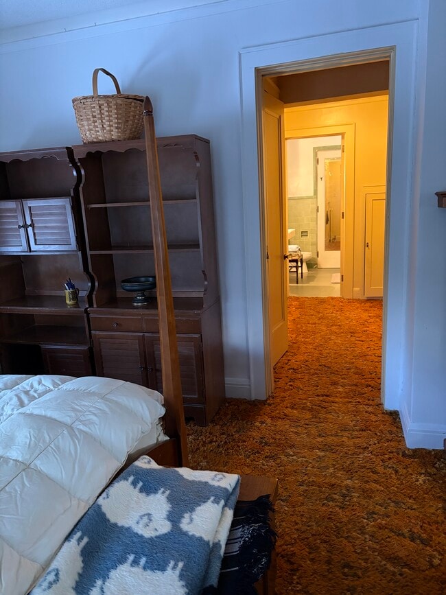 Armario de camino al baño privado - 3901 Greysolon Rd