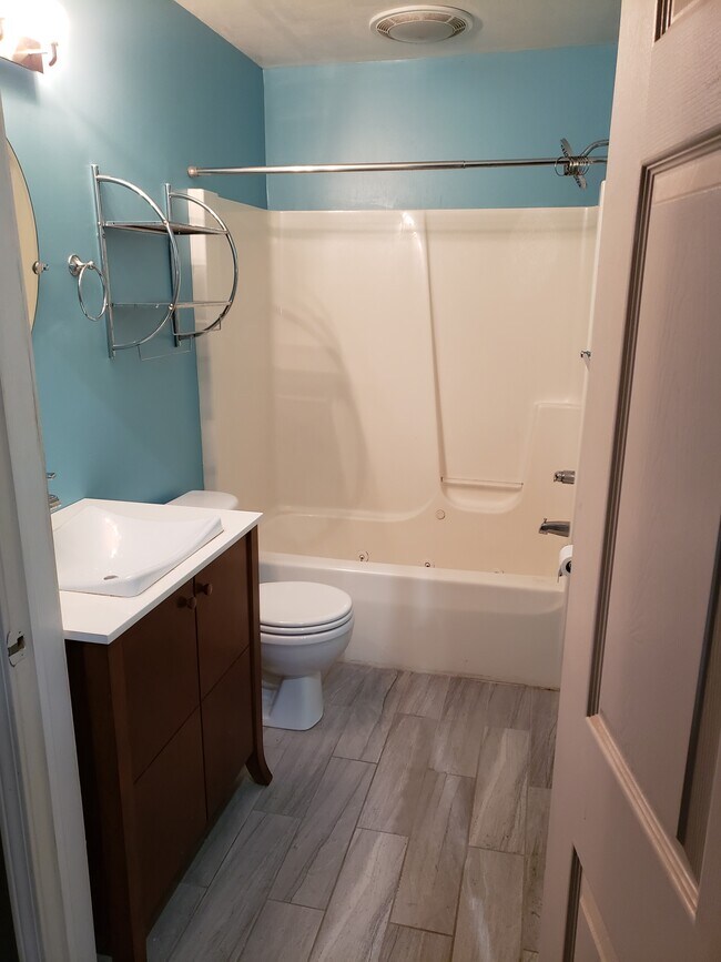 Master bathroom - 100 S Huron St Unit 8A