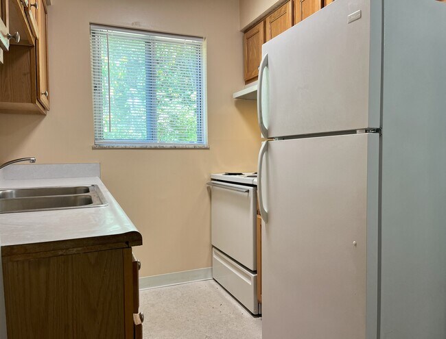 Kitchen - 5609 Happy Hollow Rd Unit 7