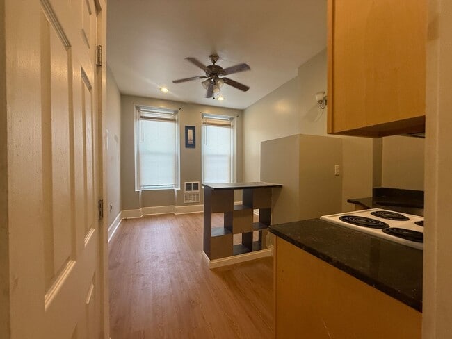 Building Photo - 1828 W Diamond St Unit 1F