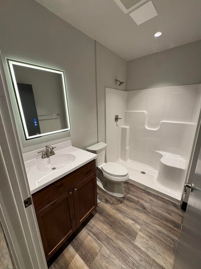 Photo - 826 W 8th St