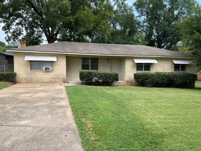 Building Photo - 3 Bed 1.5 Bath, Has large extra room that ...