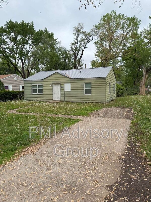 Building Photo - 3368 SE Girard St