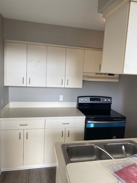 new stove in kitchen - 405 N Main St Unit apt B