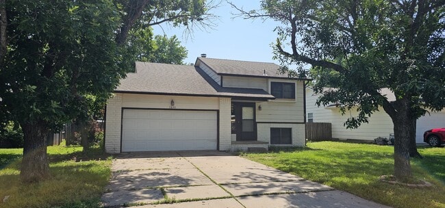 Photo - 1630 S Red Oaks St House