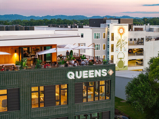 Rooftop lounge area - Queens Wedgewood Houston Apartments