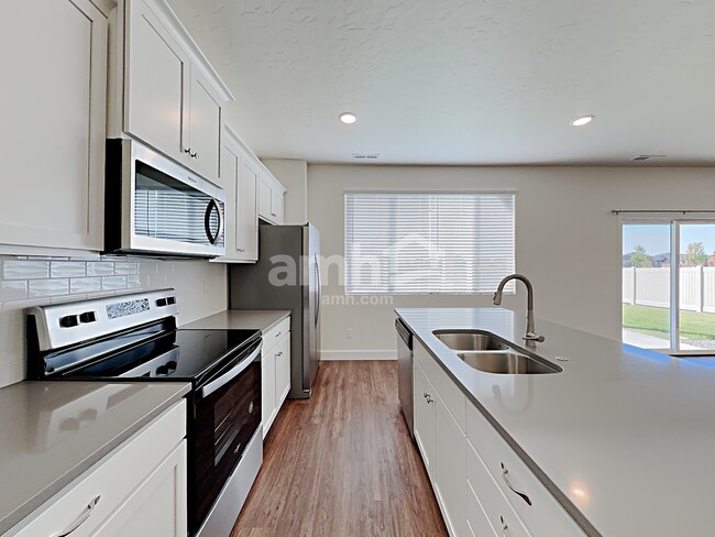 949 N Barkvine Ave