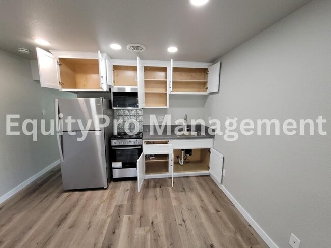 Photo - 7043 Pickering Ave