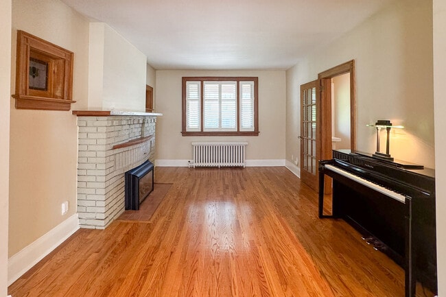 Photo - 48 Lawrence Ave W