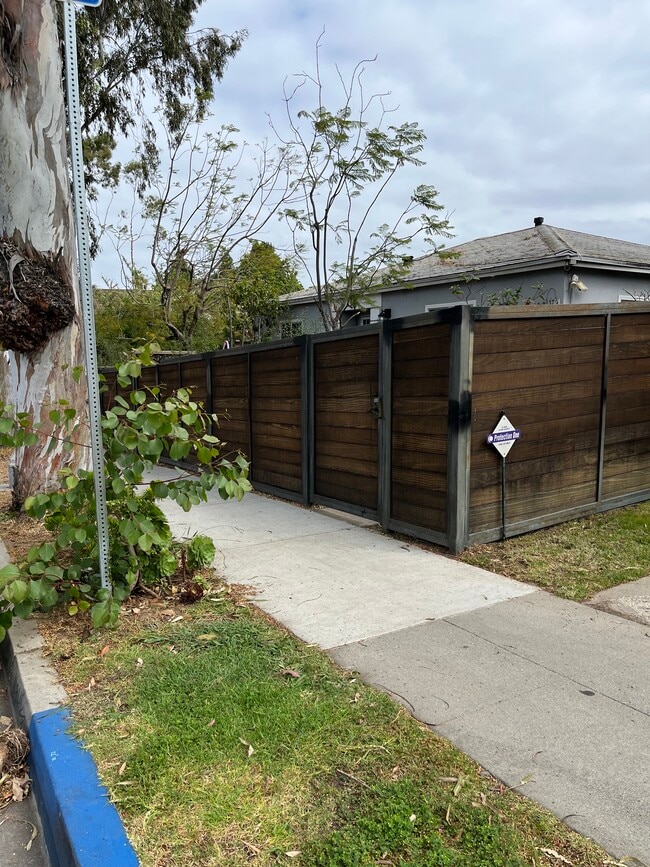 Building Photo - 2037 Stewart St Unit 2037 1/2