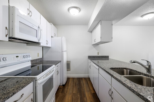 1BR, 1BA - 650SF - Kitchen