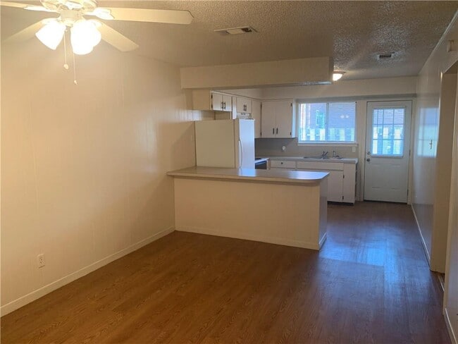 Photo - 908 Emile St Unit 10