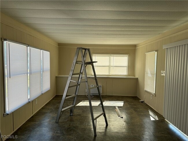 Building Photo - 333 Lantern Ln