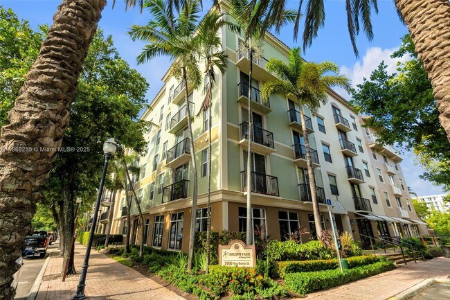 Building Photo - 1900 Van Buren St Unit 206B Rental