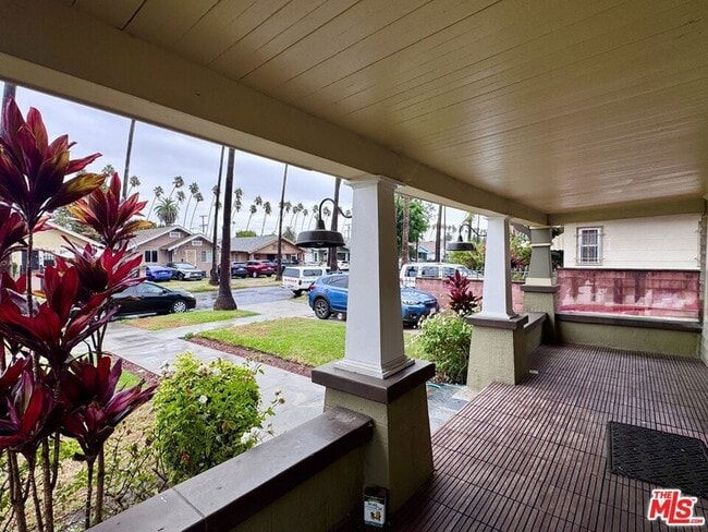 4613 S Van Ness Ave