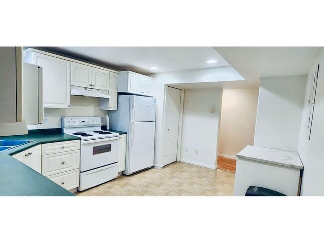 Photo - 2255-2124 124 St