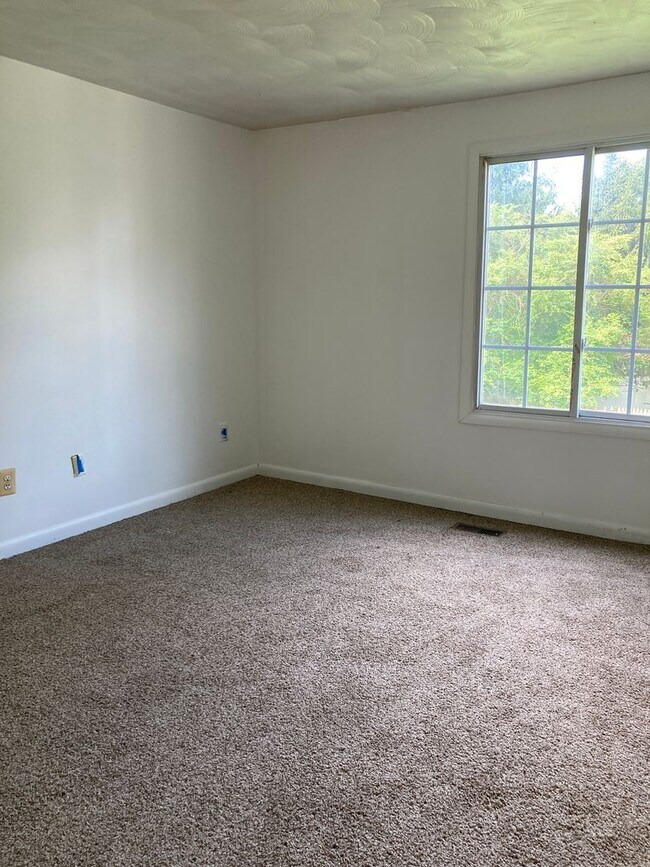 Cozy 3 Bedroom, 1.5 Bathroom Split Level H... Rental For Rent in