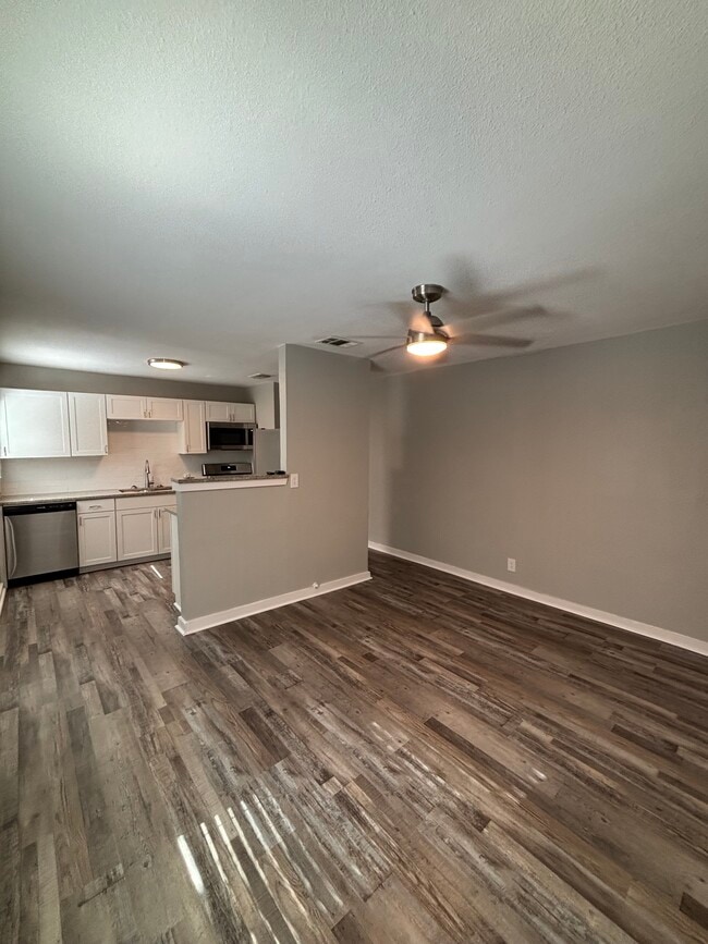 Building Photo - 2805 Crest Avenue Unit B Rental