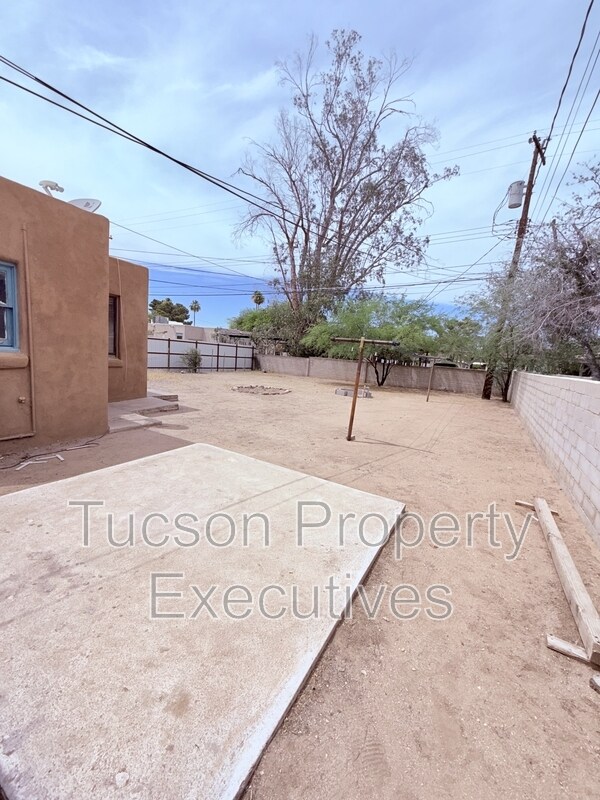 1233 E Mabel St