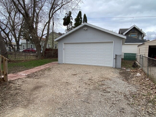 Building Photo - 2 Bed 1 Bath Single Family Home + Bonus Room