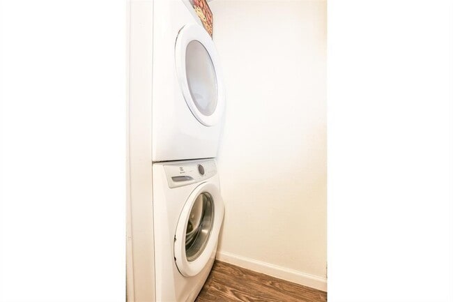 Photo - 912 W 22nd St Unit 302