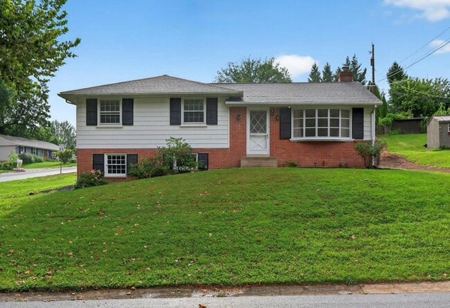 Building Photo - 880 Corvair Rd Rental