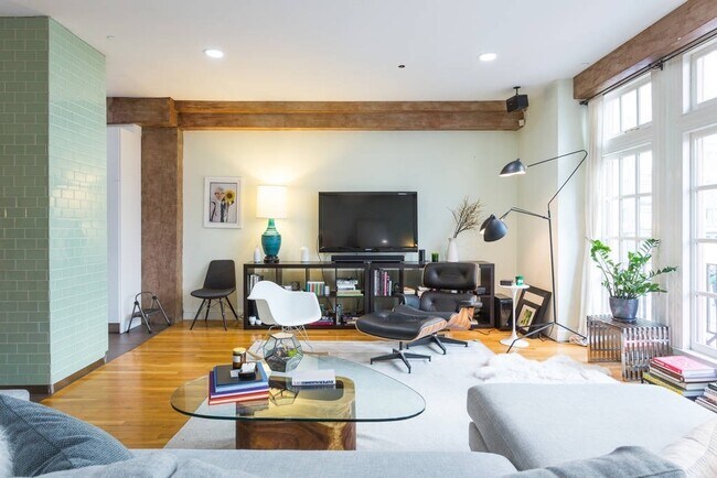 Photo - Back on the market! Amazing SOHO style ful... Unidad 2