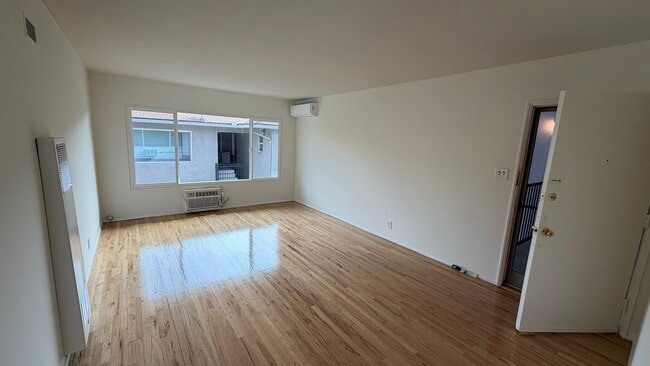 Living Room - 1728 Grevelia St