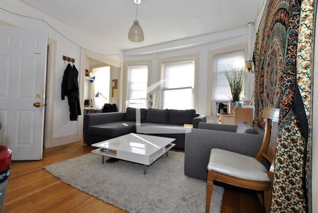 Building Photo - 2BR 1Bth unit. Heat/Hot Water included. Great location!