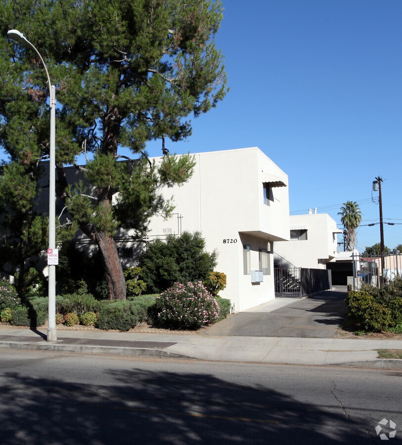 Photo - 8720 Owensmouth Ave Apartments
