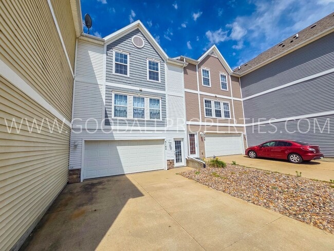 Building Photo - Beautiful 2 Bed, 2 Bath Townhome with 2-Car Garage in Ankeny!