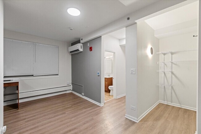 Photo - 927 W Wilson Ave