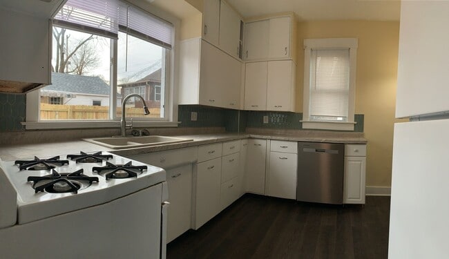 Photo - Recently Renovated 2 bed house!