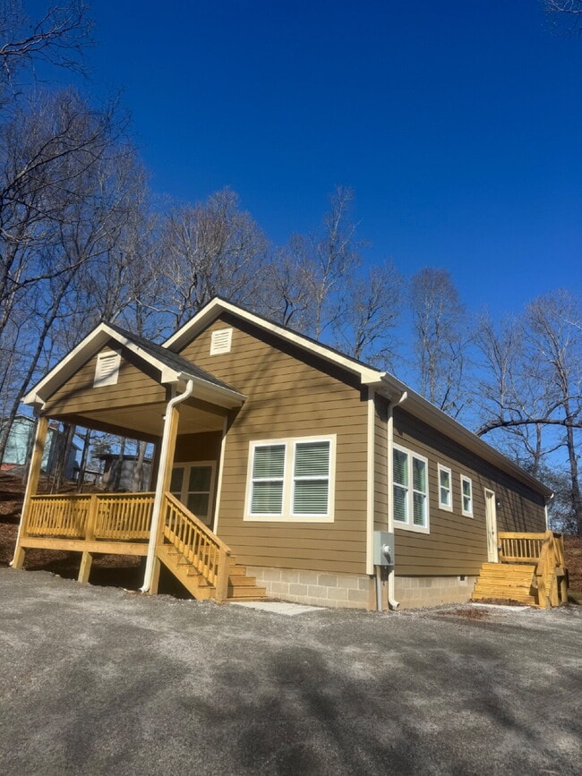 Photo - ROOMY AND MODERN NEW CONSTRUCTION HOME!
AVAILABLE NOW!