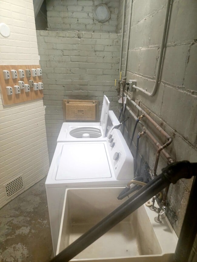 Free washing - 3117 Colfax Ave S Unit 3
