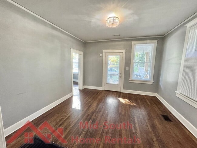 Photo - 666 Landis St