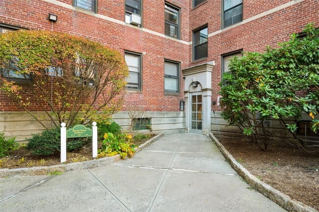 Building Photo - 212 Larchmont Acres Unit 2B